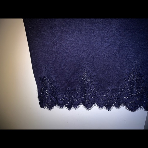 Navy tshirt détails en dentelle au bas - Picture 2 of 2